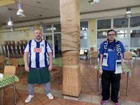 INTEGRAL-Werkstattmitarbeiter*innen arbeiten bei Hertha BSC