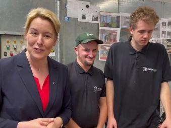 😮 „Beeindruckend, was man hier alles in Auftrag geben kann“ – Wirtschaftssenatorin Giffeys Videostatement zur Holzwerkstatt von INTEGRAL 🛠️