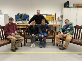 Gartenbänke für die Schüler*innen am Gartenfeld